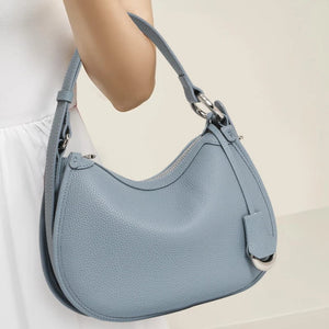 Bolsa-de-Ombro-Siena-Azul-Gelo-modelo