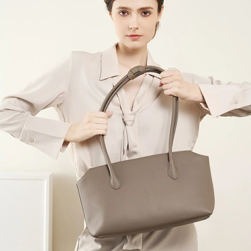 Bolsa-de-Ombro-Marais-modelo-warm-taupe-02