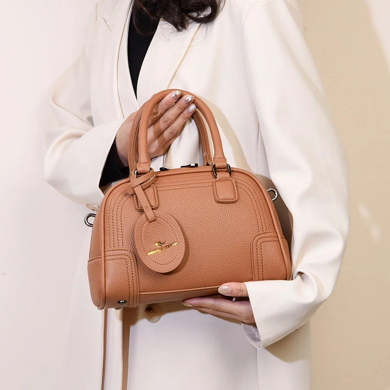 bolsa-de-mao-antuerpia-caramel-modelo-usando-1