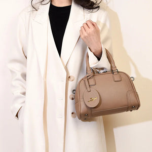 bolsa-de-mao-antuerpia-caramel-modelo-usando
